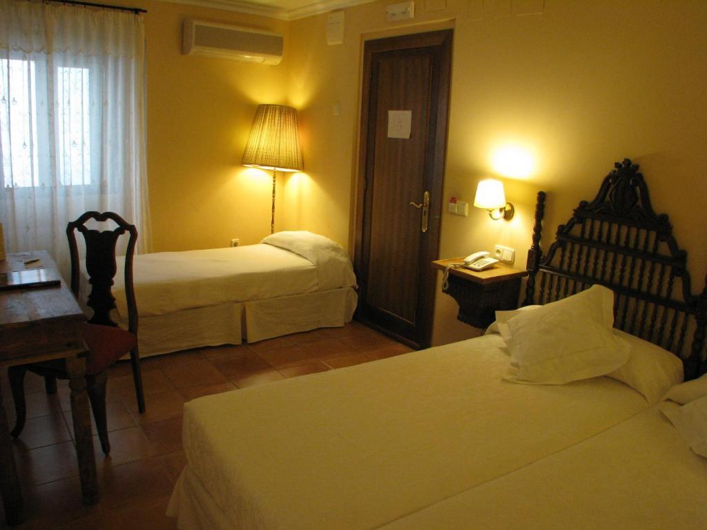 Hotel Don Carlos Cáceres Szoba fotó