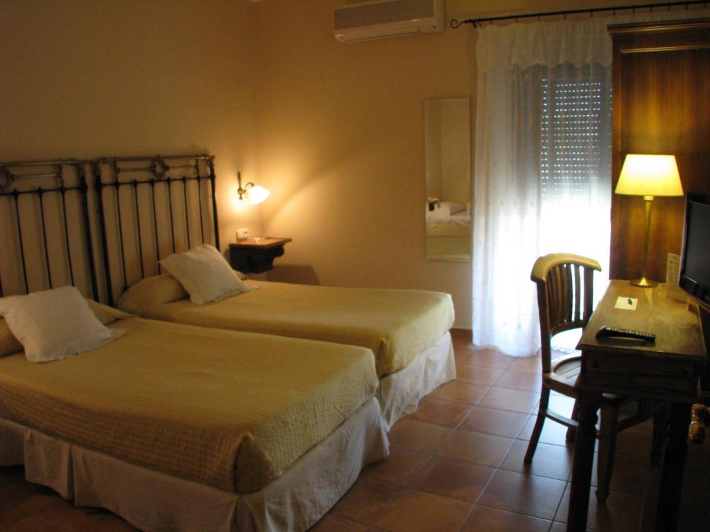 Hotel Don Carlos Cáceres Szoba fotó