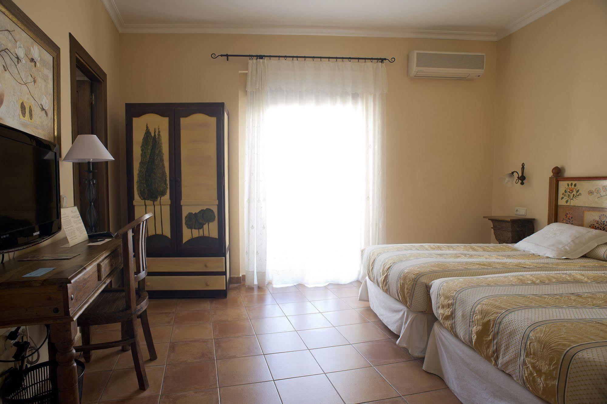Hotel Don Carlos Cáceres Kültér fotó
