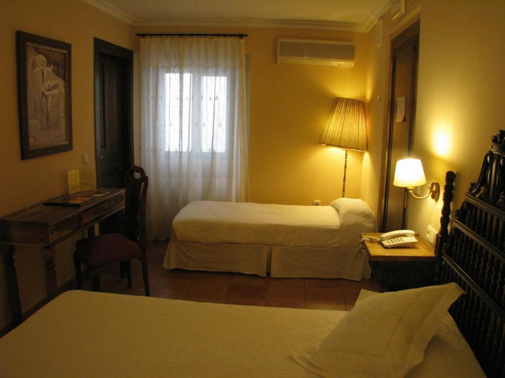 Hotel Don Carlos Cáceres Kültér fotó
